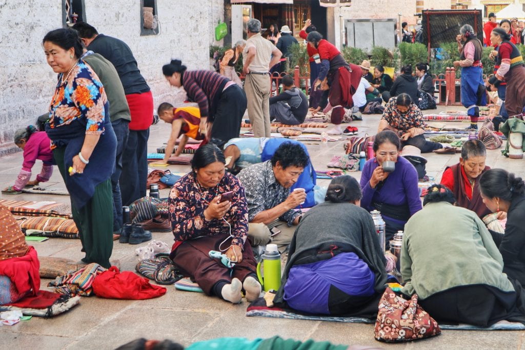 Menschen vor dem Jokhang Tempel