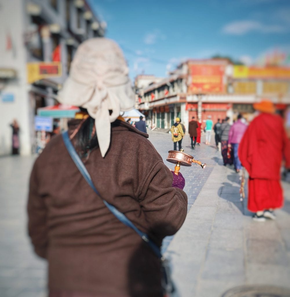 Frau mit Gebetsmühle auf Barkhor Straße