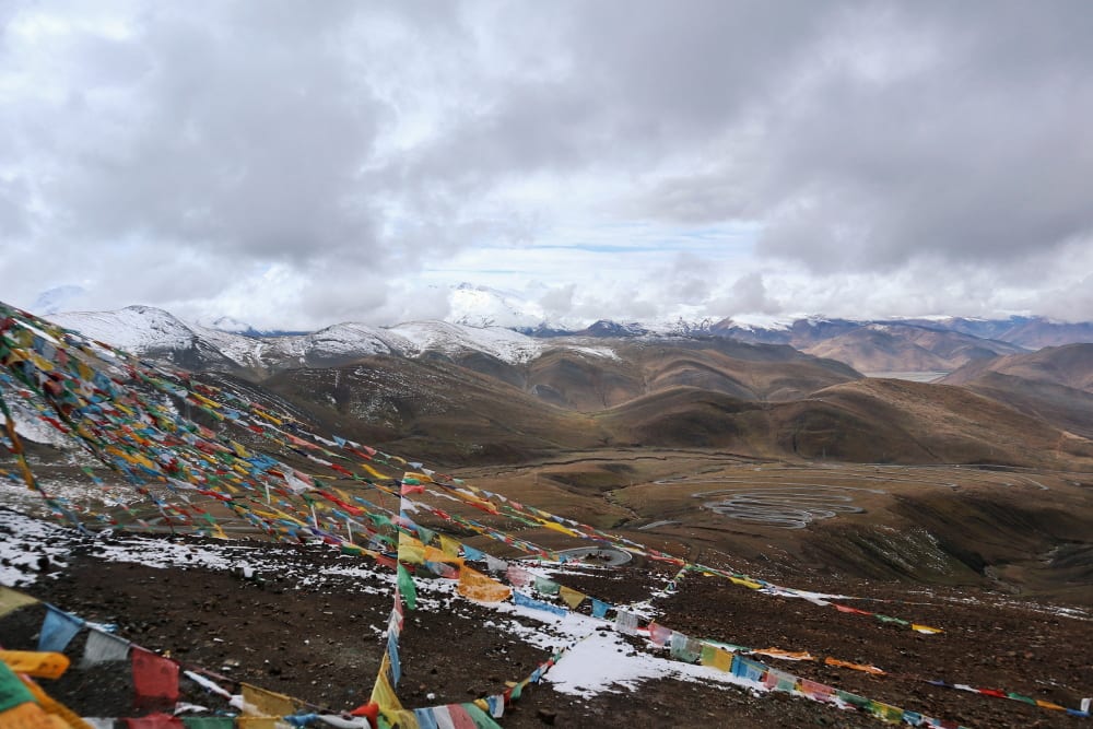 Himalaya Gebirgskette mit tibetischen Flaggen