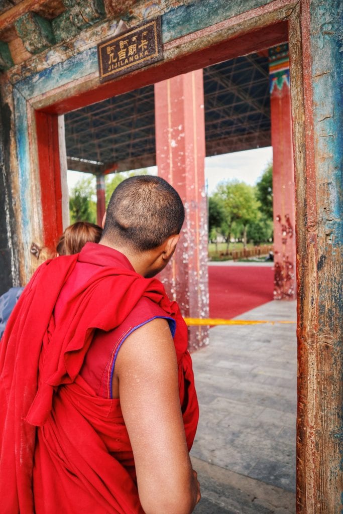 Mönch in roter Kutte in der Tashilhunpo Monastery