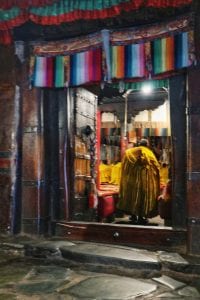 Mönche in gelben Kutten in der Tashilhunpo Monastery