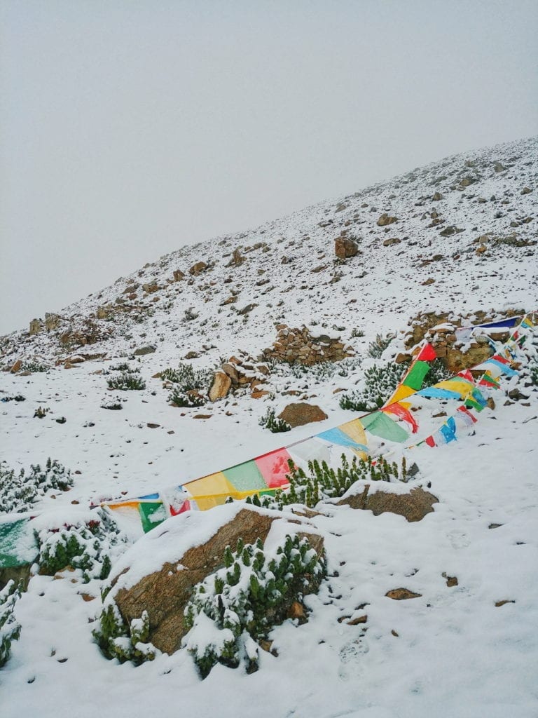 Schneeberg mit tibetischen Flaggen