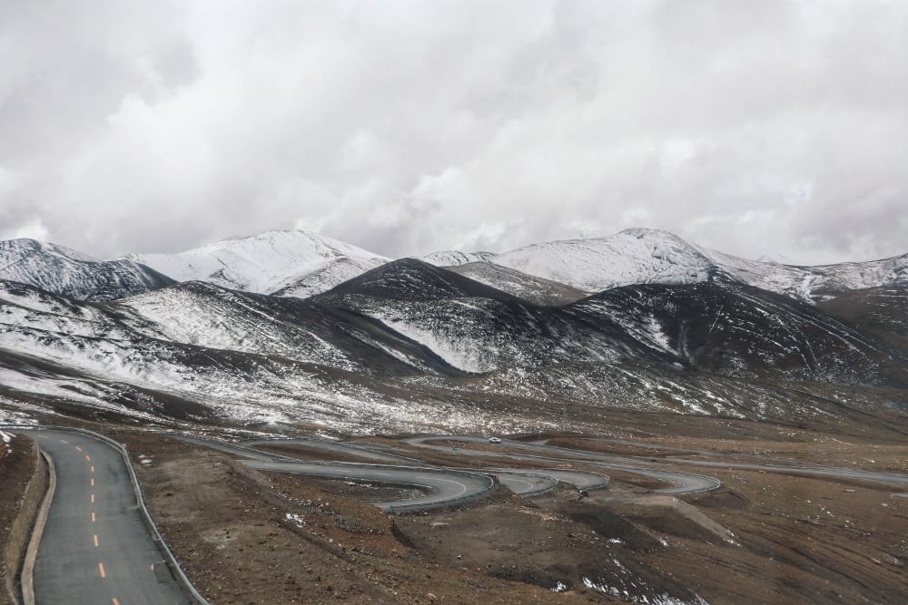 Straße zum Mount Everest Basecamp in Tibet