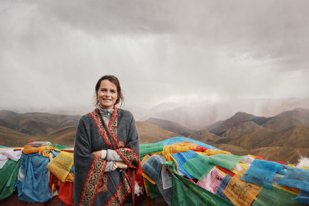 Travellerin Lisa mit Blick auf Mount Everest