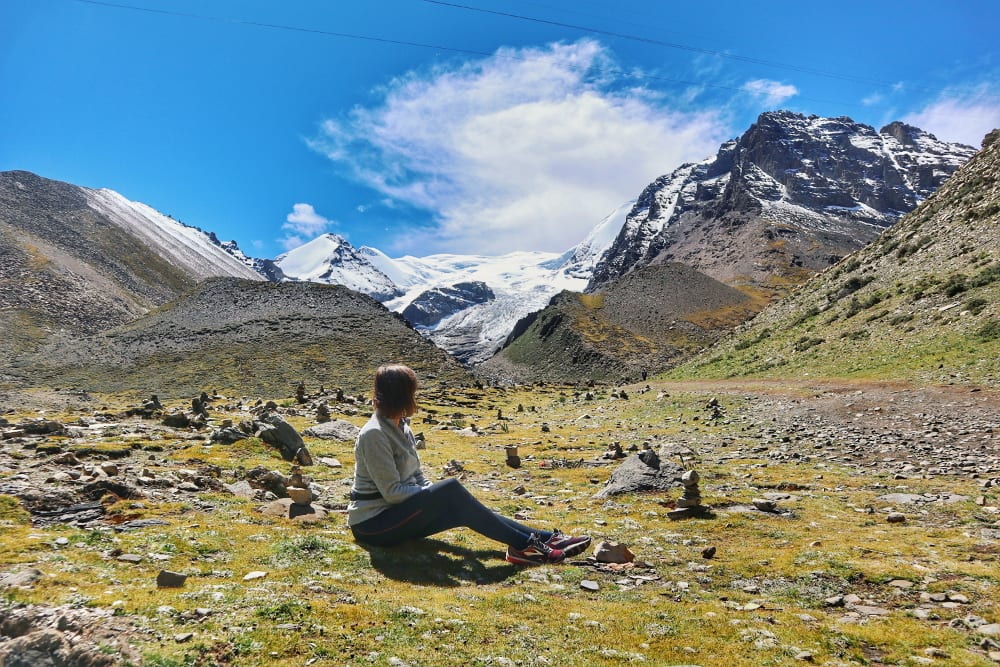 Travellerin Lisa vor dem Kharola-Gletscher