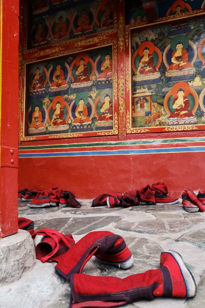 rote Stiefel von Mönchen in der Tashilhunpo Monastery