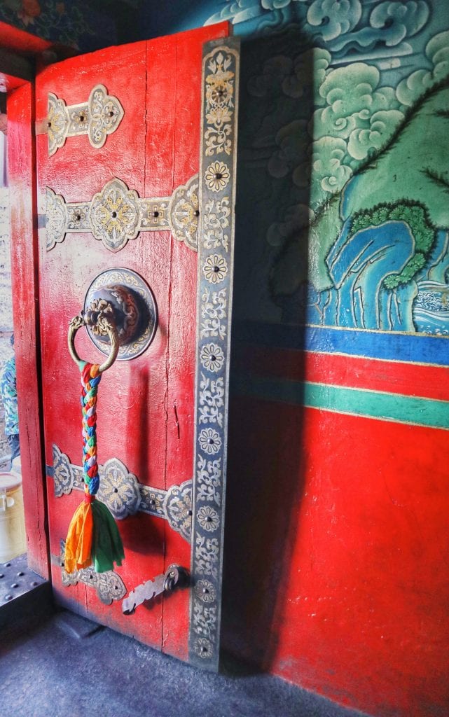 rote Tür in der Tashilhunpo Monastery