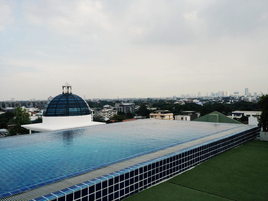 Pool auf der Dachterrasse vom Romance Hotel in Bangkok