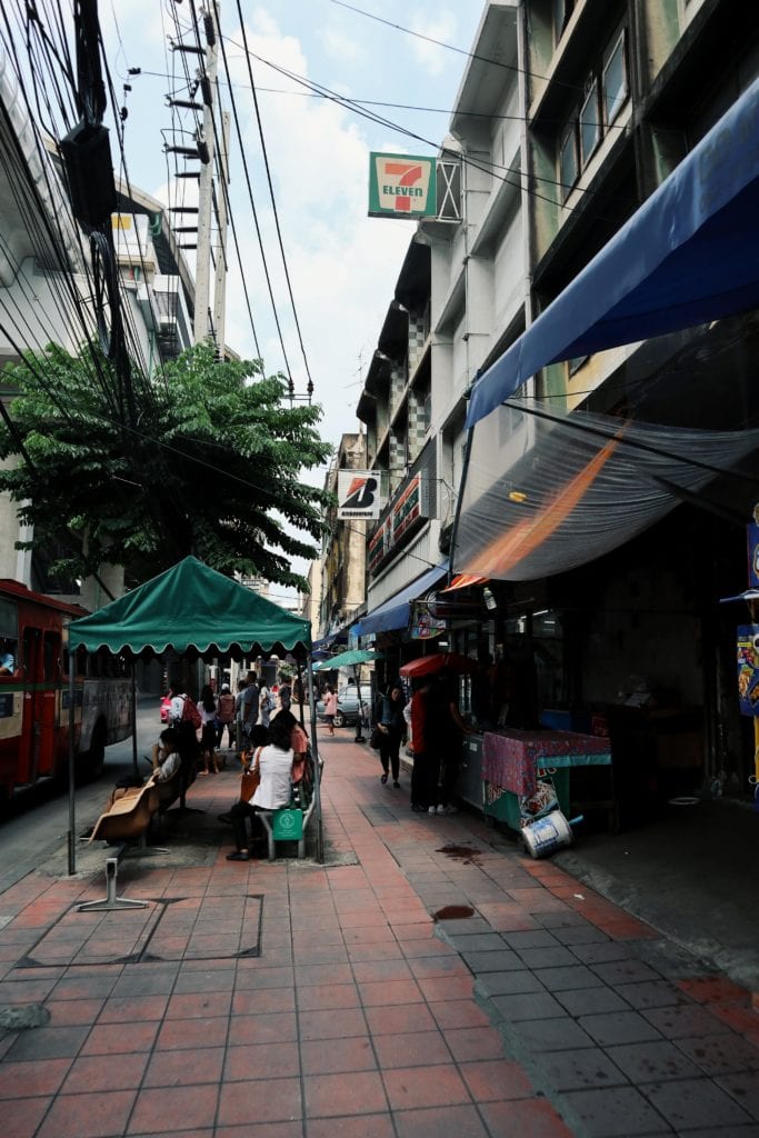 Straße vor Supalai Park in Bangkok