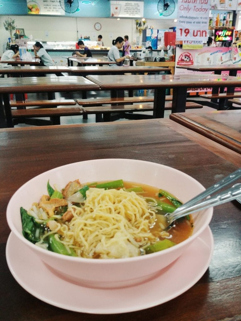 Wonton Suppe in der Mensa der Siam University