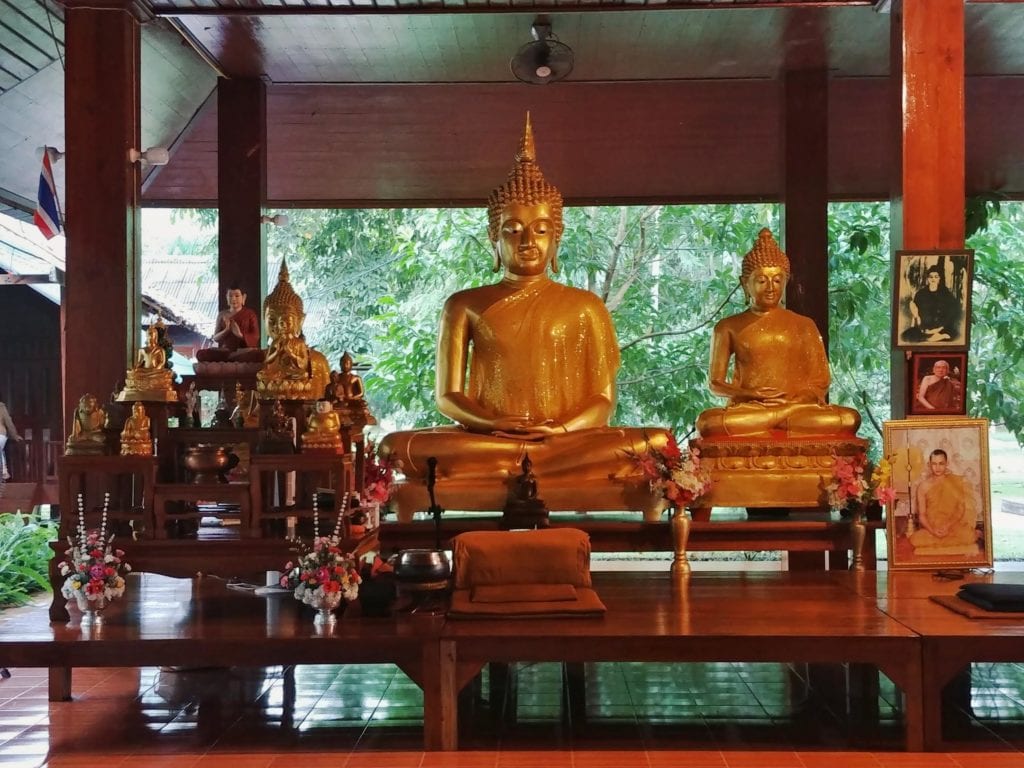 Buddhar Altar in der Wat Pa Tam Wua Forest Monastery