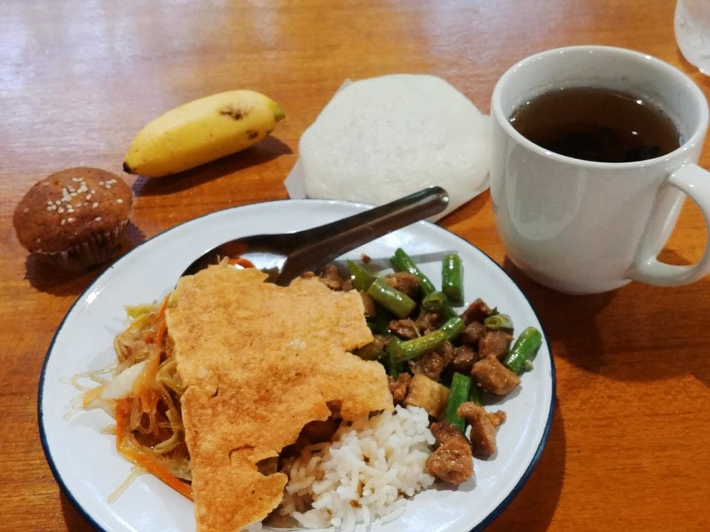 Frühstück nach dem Rice Offering in der Forest Monastery Thailand