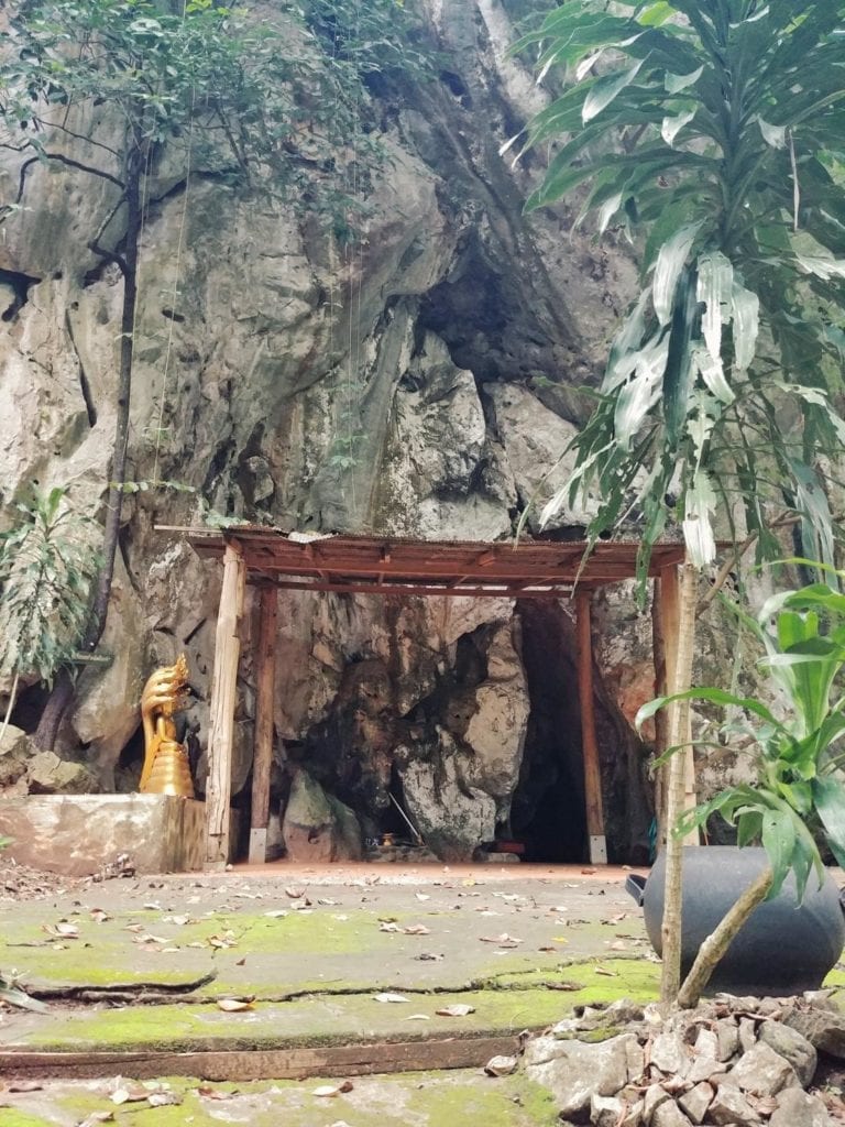 Gebetshöhle in der Forest Monastery Thailand