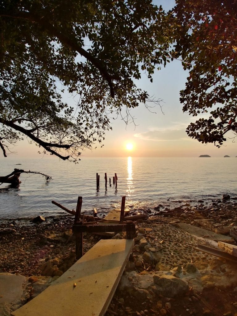 Koh Chang Lonely Beach Sonnenuntergang auf Steg