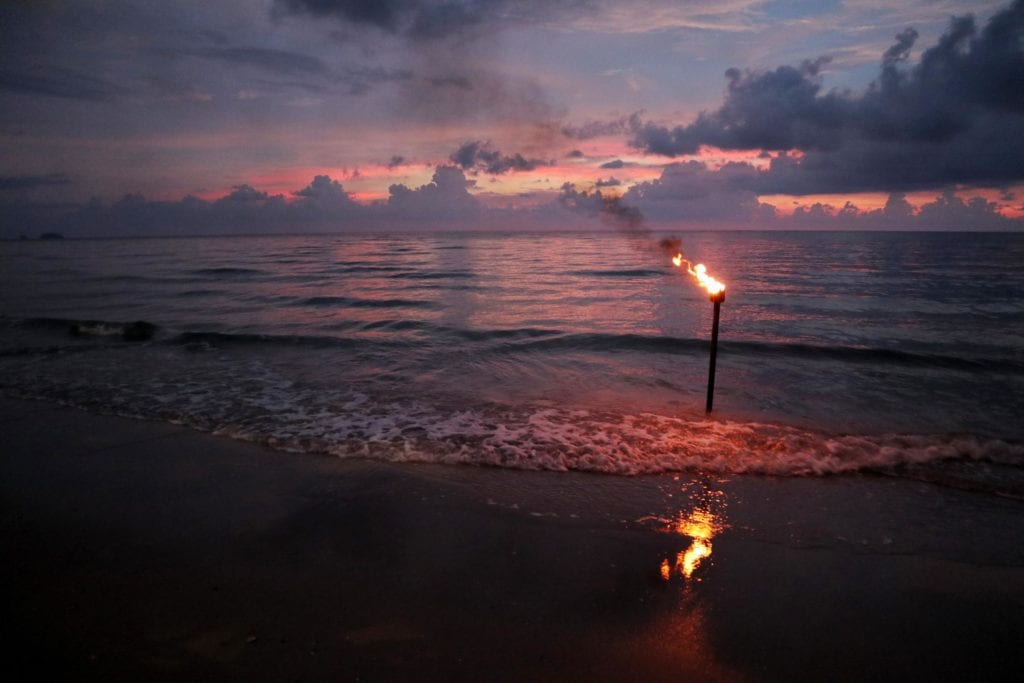 Sonnenuntergang Flagge vor Strandrestaurant Whitesandy Beach Koh Chang