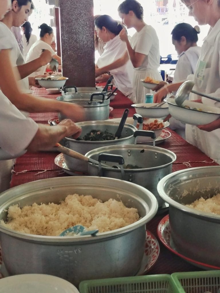 Tafel mit Mittagessen in der Forest Monastery Thailand