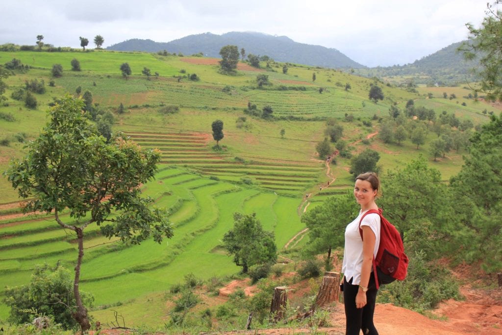 Travellerin Lisa vor Reisfeldern in Myanmar