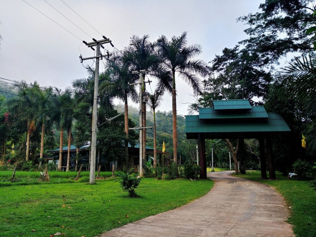 Vor den Toren der Wat Pa Tam Wua Forest Monastery