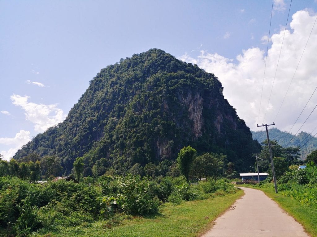 Weg zum Kloster in Thailand: Eingang Wat Pa Tam Wua Forest Monastery