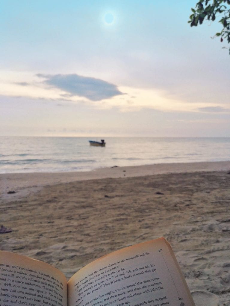 Whitesandy Beach Lesen am Strand