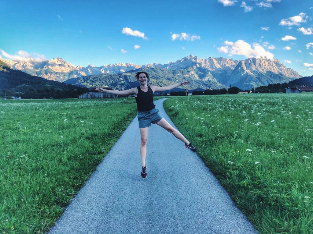 Travellerin Lisa Farchant Blick auf Zugspitze