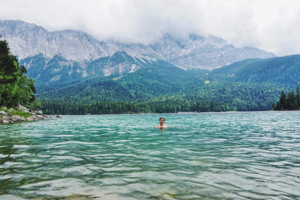 Travellerin Lisa schwimmt im Eibsee