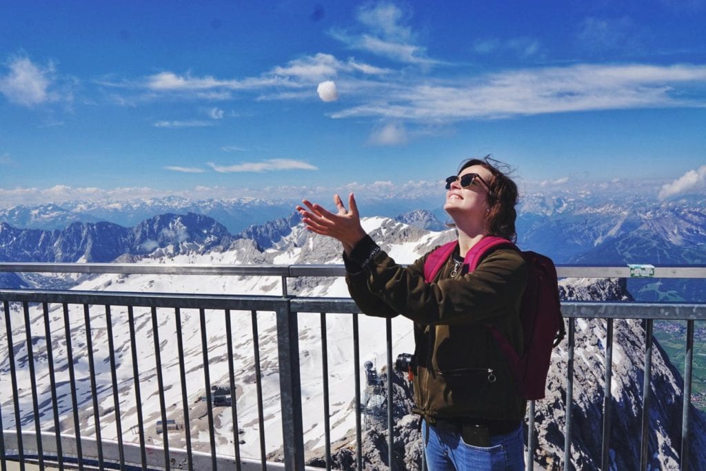 Travellerin Lisa und Schneeball auf Zugspitze