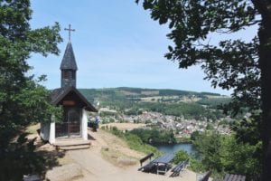 Waldkapelle Obermaubach und Blick auf Stausee