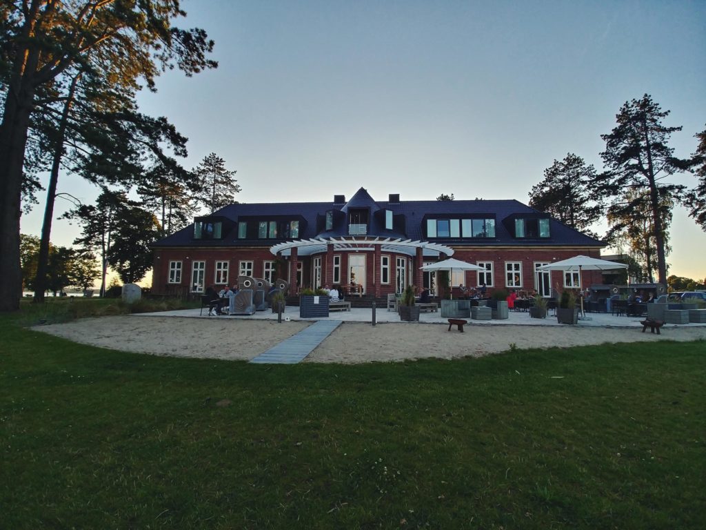 Blick auf Restaurant und Hotel Seeleben in Schleswig