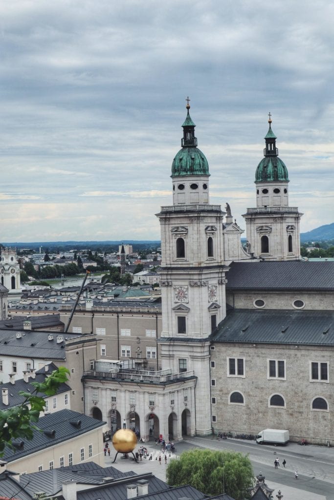 Blick auf Salzburger Dom vom Stiegel Keller