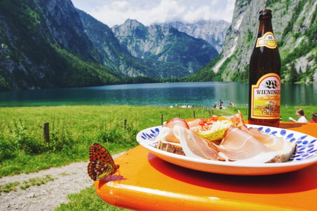 Brotzeit mit Schmetterling_Fischunkelalm Obersee