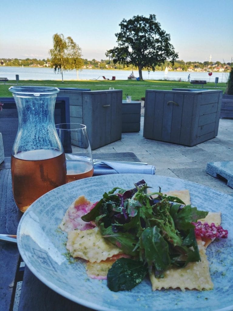 Essen mit Blick auf Schlei im Restaurant und Hotel Seeleben in Schleswig