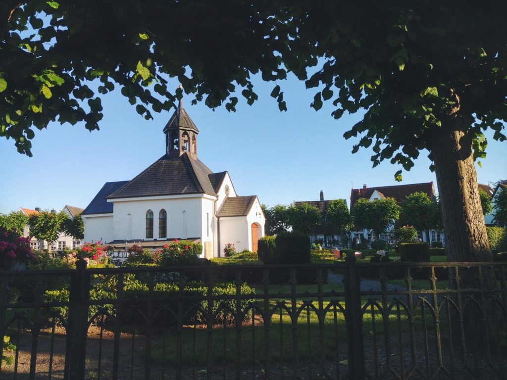 Fischersiedlung Holm in Schleswig mit Kirche