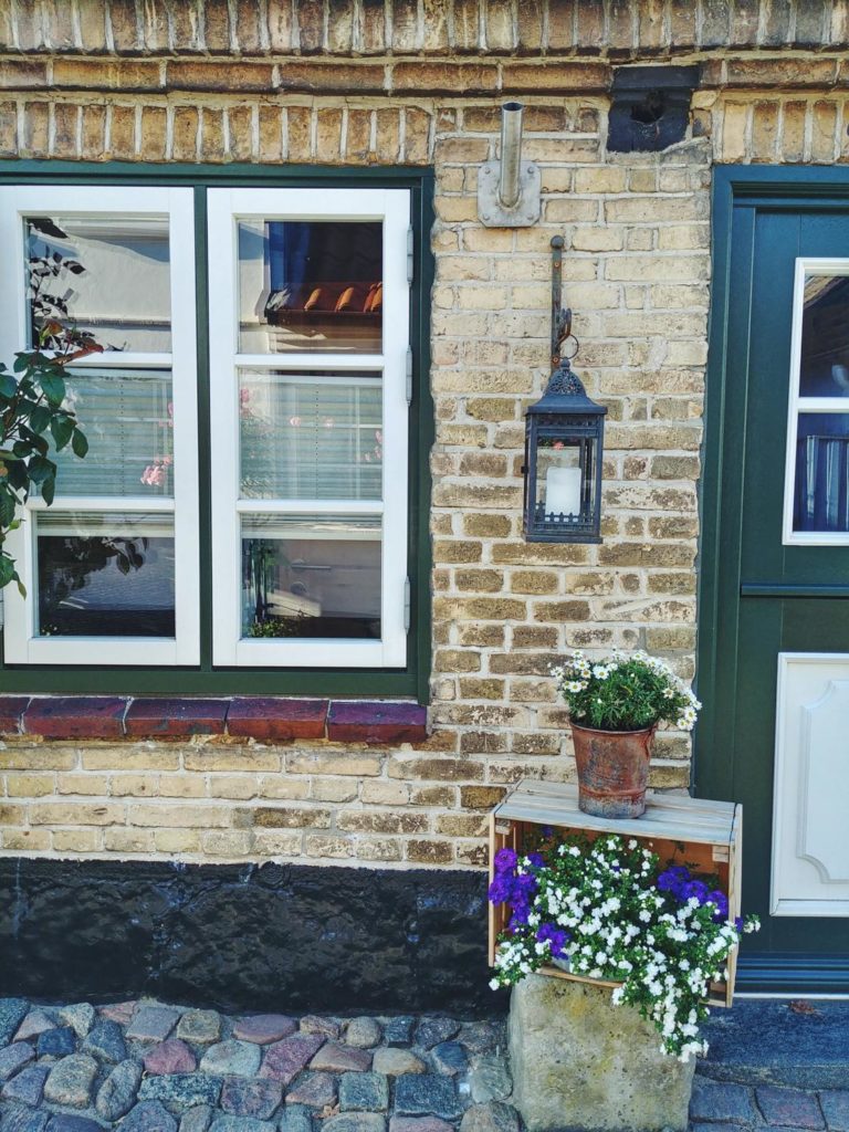 Haus mit Details der Fischersiedlung Holm in Schleswig