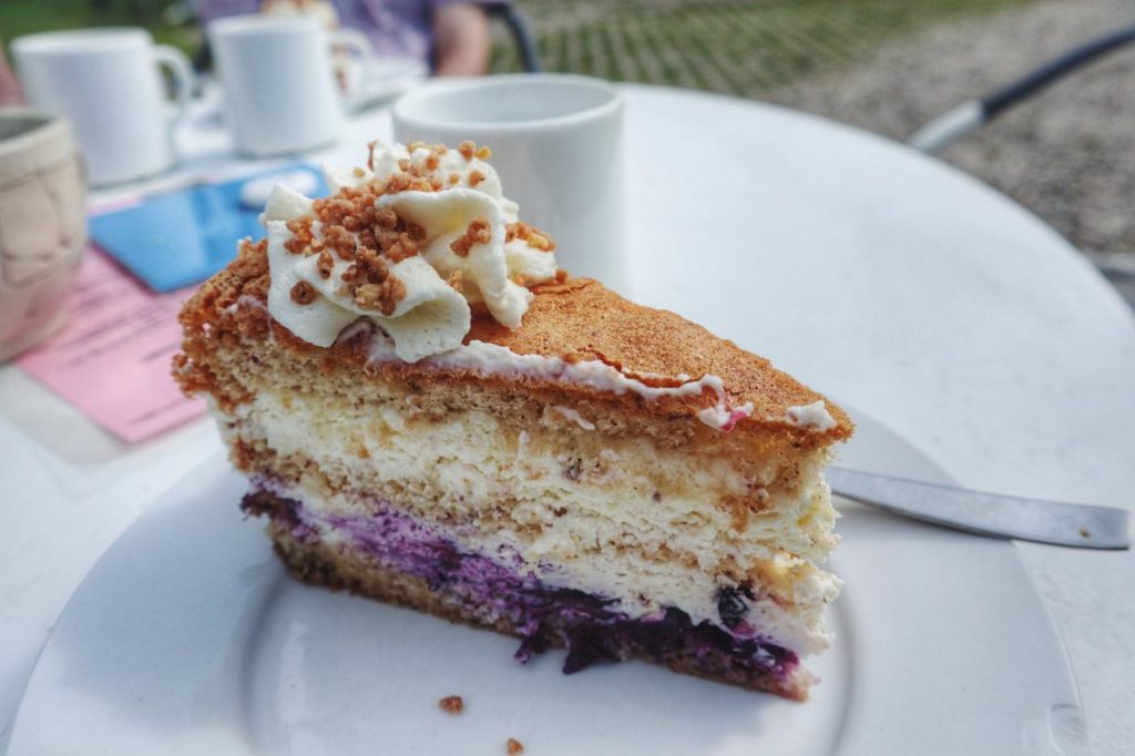 Kuchen im Cafe Lichthof Angeln von der Seite