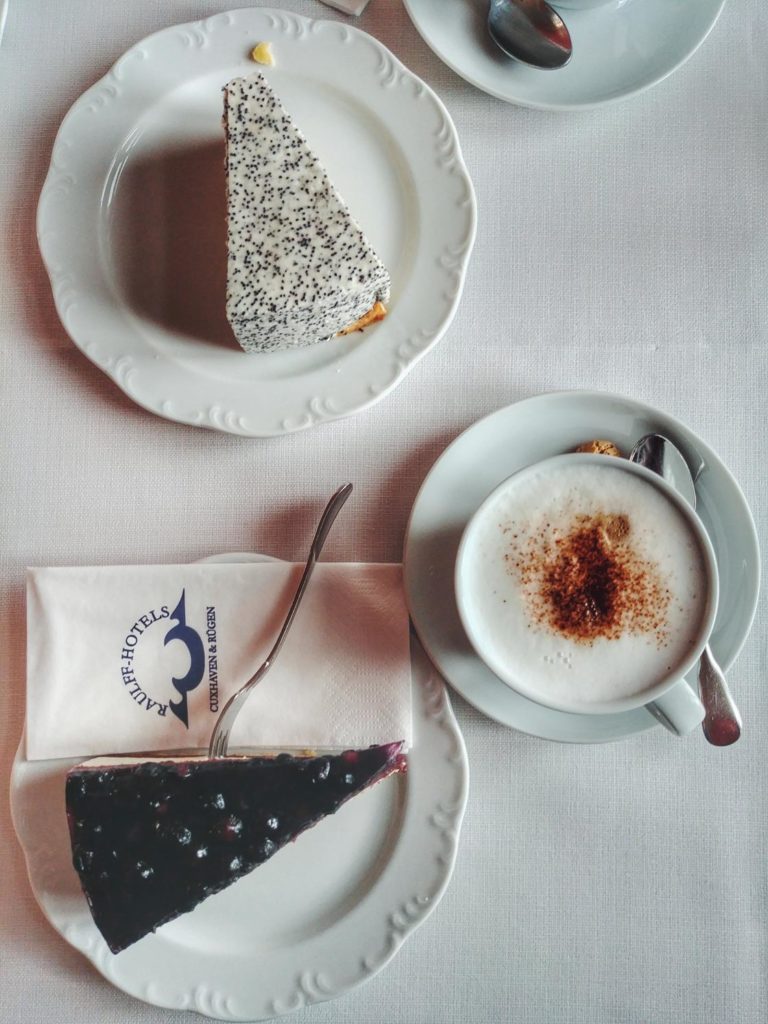 Kuchen und Kaffee im Schloss Ralswiek