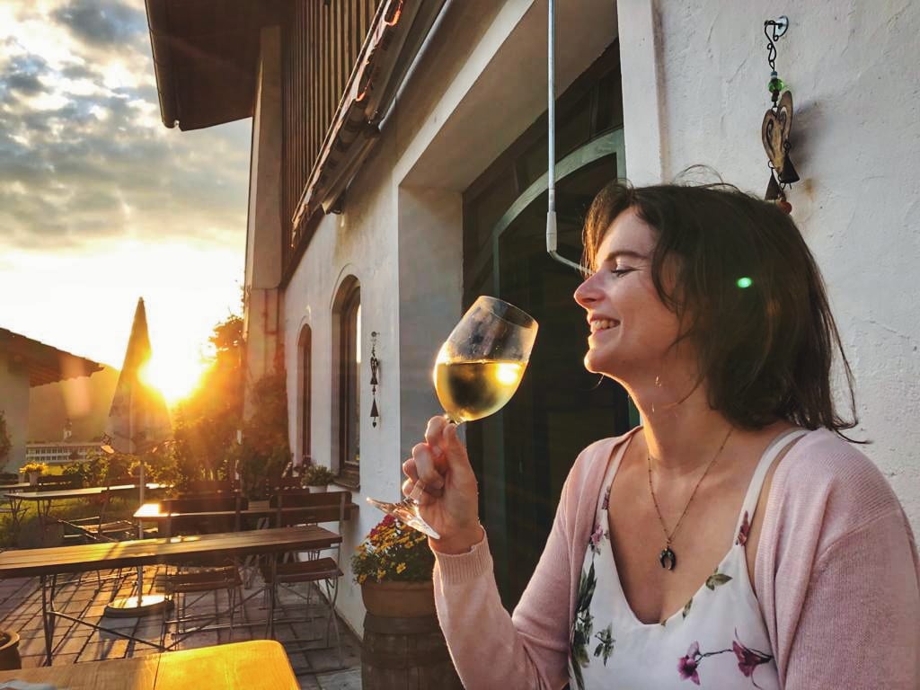 Landhotel Binderhäusl Inzell Wein bei Sonnenutuntergang_Travellerin Lisa