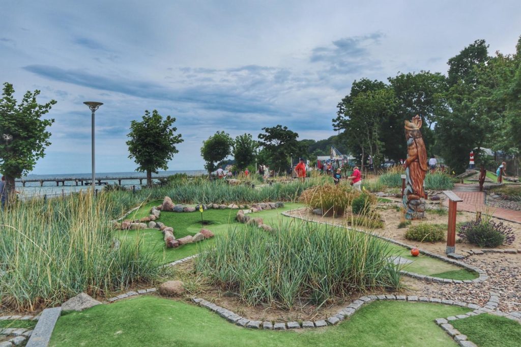 Minigolfanlage Göhren mit Blick auf die Ostsee