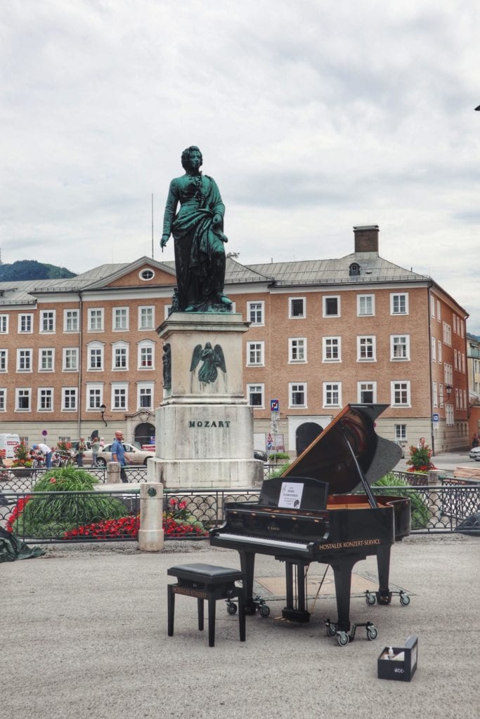 Mozartstatue mit Klavier in Salzburg