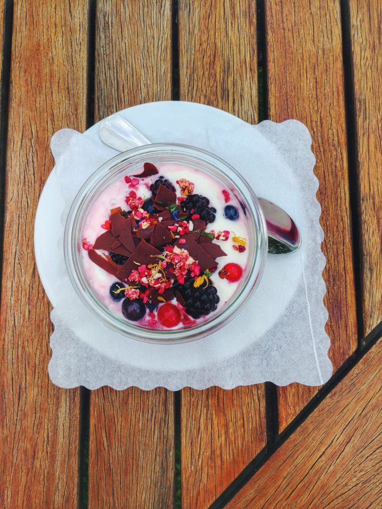 Restaurant Gut Damp Nachtisch Quark mit Beeren