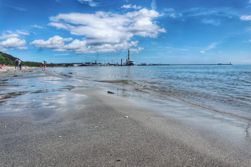 Sassnitzer Hausstrand in Mukran mit Hafen und Leuchtturm