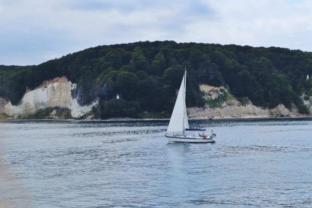 Schifffahrt Sassnitz Kreidefelsen Segelschiff und Leuchtturm