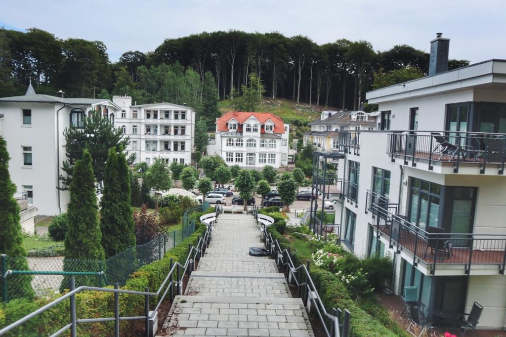 Selliner Kurpark Blick auf weiße Häuser