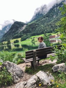 Travellerin Blick auf Hintersee