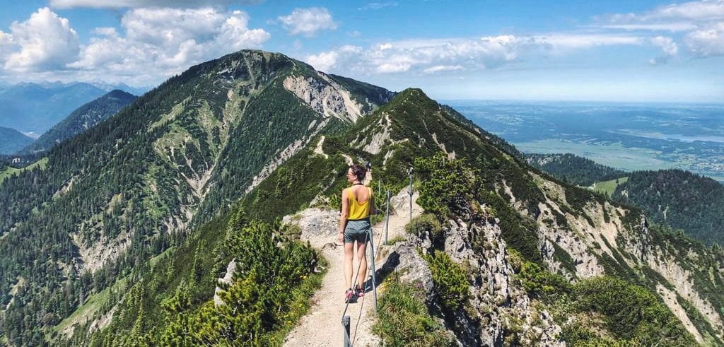 Travellerin Lisa auf der Gratwanderung von Herzogstand zum Heimgarten