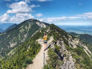 Travellerin Lisa auf der Gratwanderung von Herzogstand zum Heimgarten