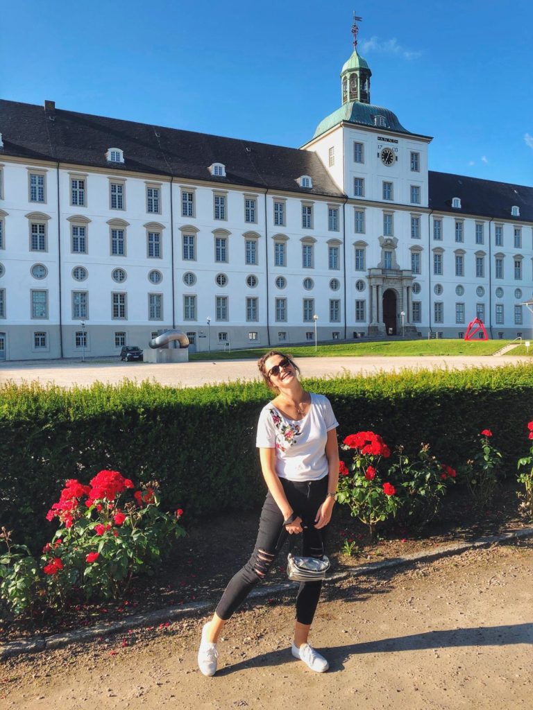 Travellerin Lisa vor dem Schloss Gottorf in Schleswig