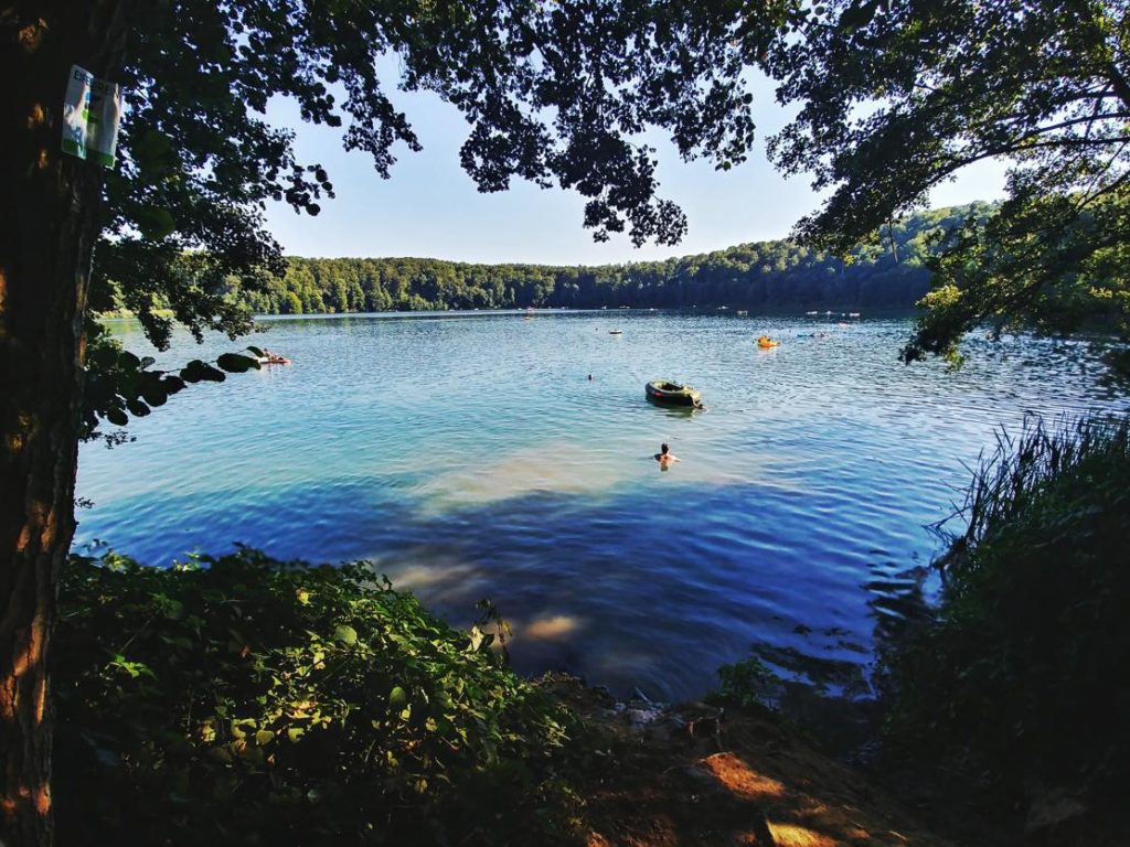 Badesee entlang der Mosel_Pulvermaar in der Eifel