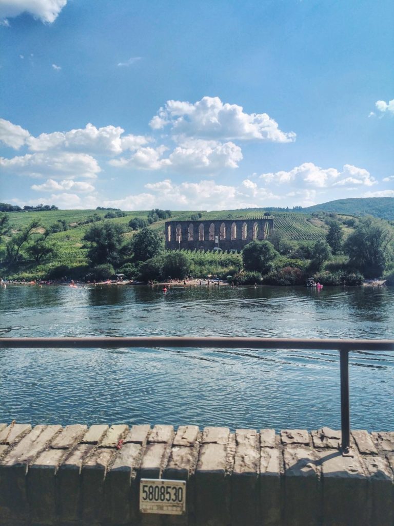 Badestelle entlang der Mosel_Klosterruine Stuben von der Straße