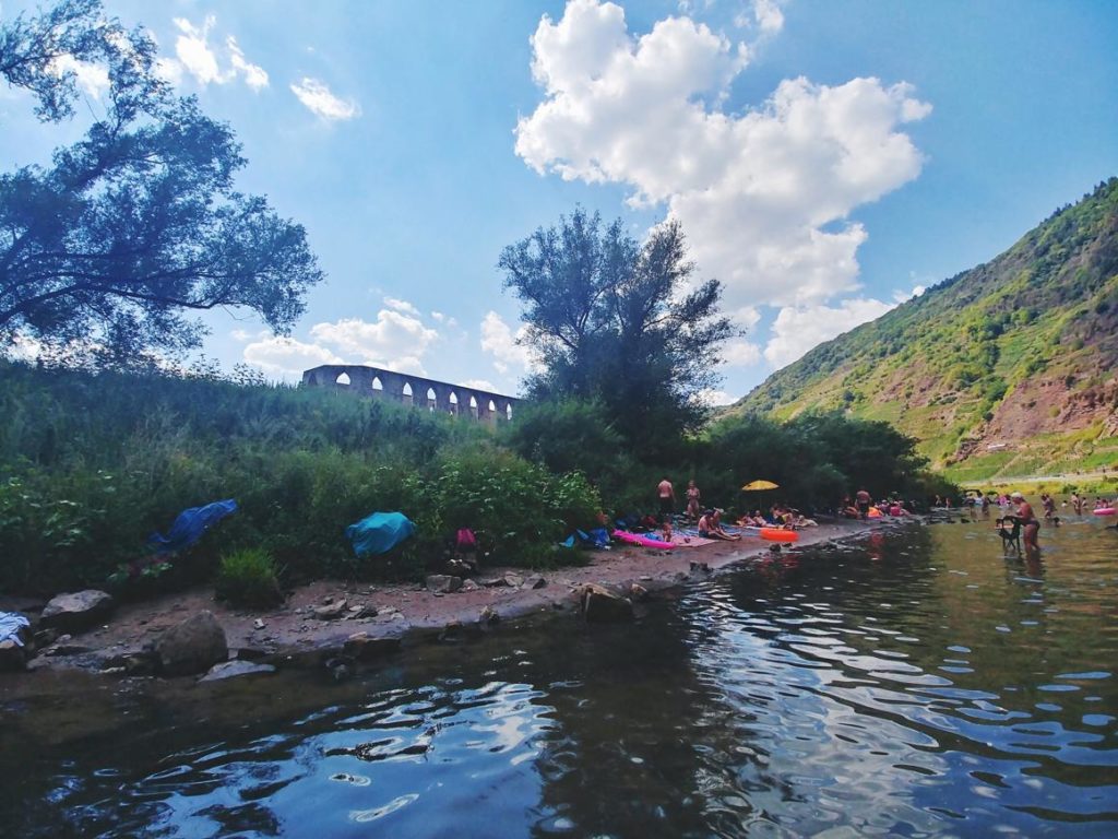 Badestelle entlang der Mosel_Strand vor der Klosterruine Stuben